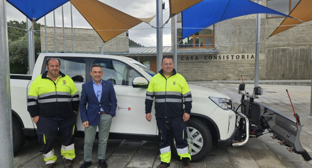 Nuevo vehículo pick-up equipado con pala quitanieves y dispensador de sal